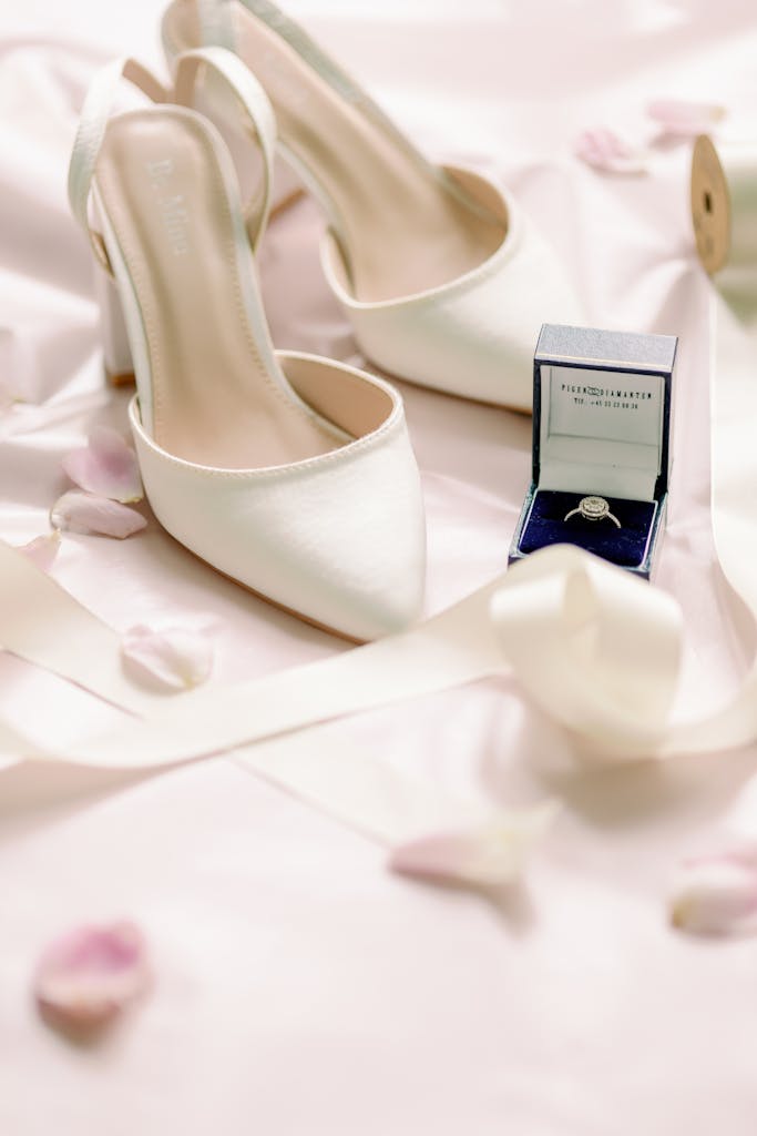 Mise en scène chaussures à talons et bague en diamant : un détail raffiné que le Studio Vauban a sublimé à Jeanménil.
