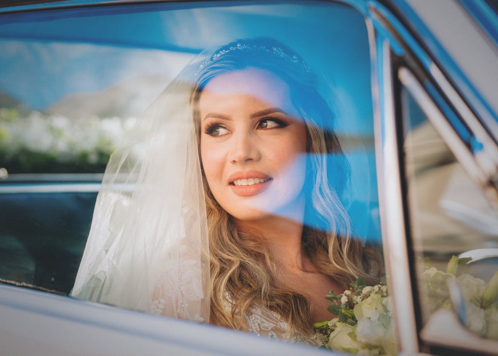 Photo artistique mariée et reflets sur la fenêtre : notre duo, expert photographe mariage Jeanménil, sublime ce moment. Un souvenir marquant sur le secteur de Jeanménil.
