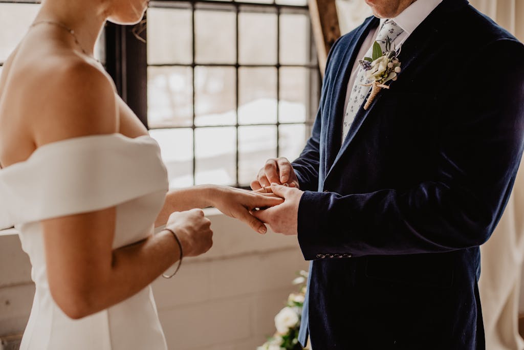 Détail émouvant des mains lors de l'échange des alliances : notre duo, photographe mariage Jeanménil, immortalise cette promesse. Un souvenir précieux réalisé(e) à Jeanménil.